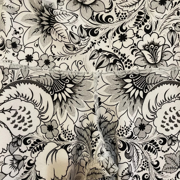 Women’s Evolution and Creation white with black paisley floral print leggings Sm - Picture 3 of 4